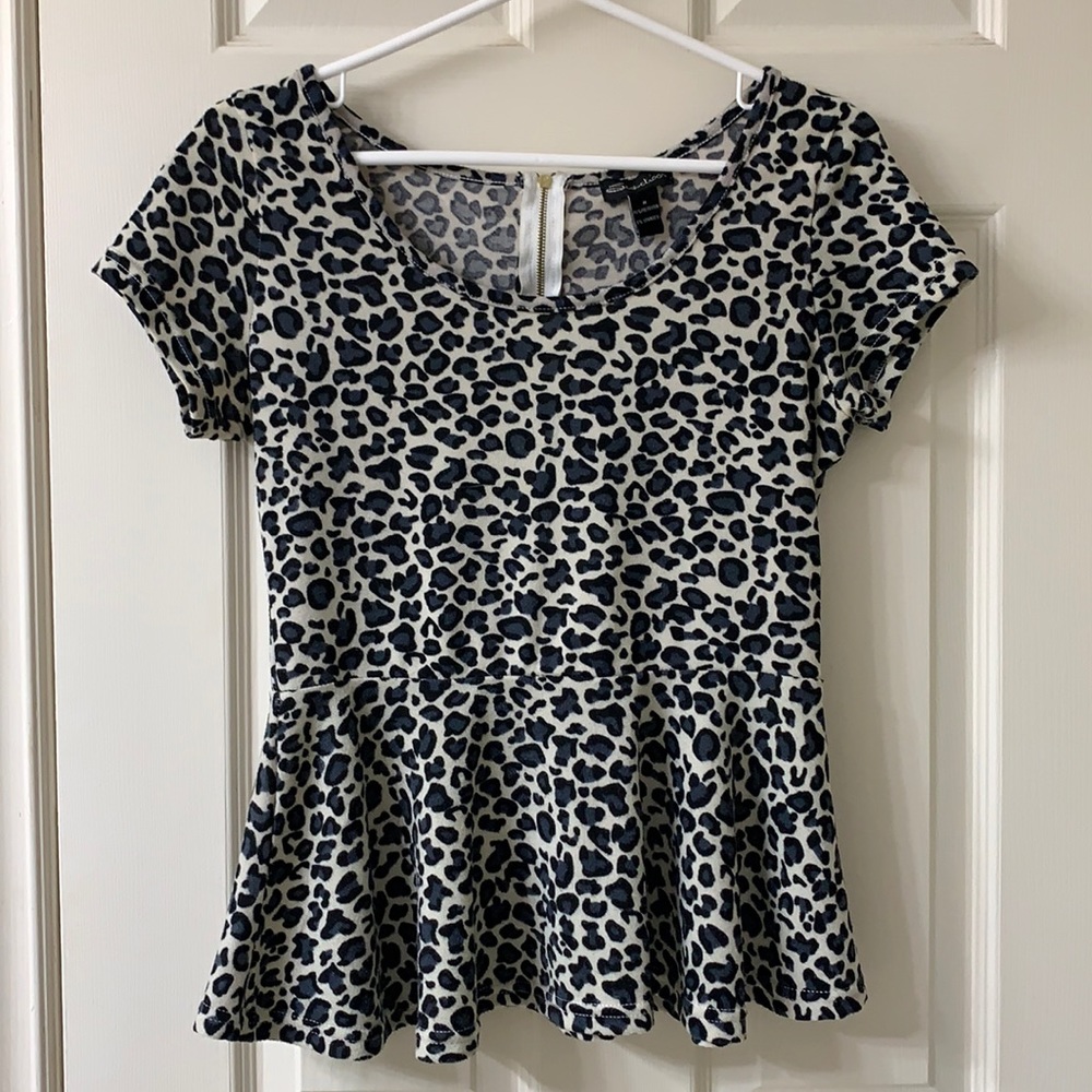 🌷3 for $25🌷Seductions, US M, Beige Black & Grey Leopard Short Sleeve Peplum Top